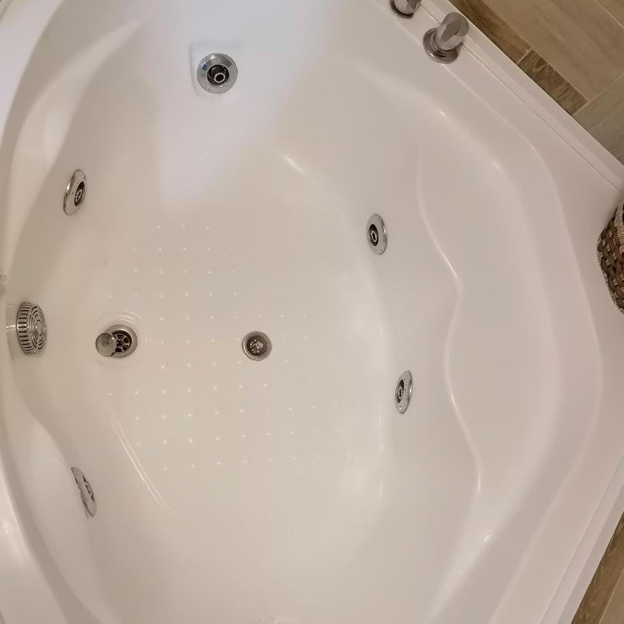 נובי סאד Marina Jacuzzi Apartment Free Parking מראה חיצוני תמונה